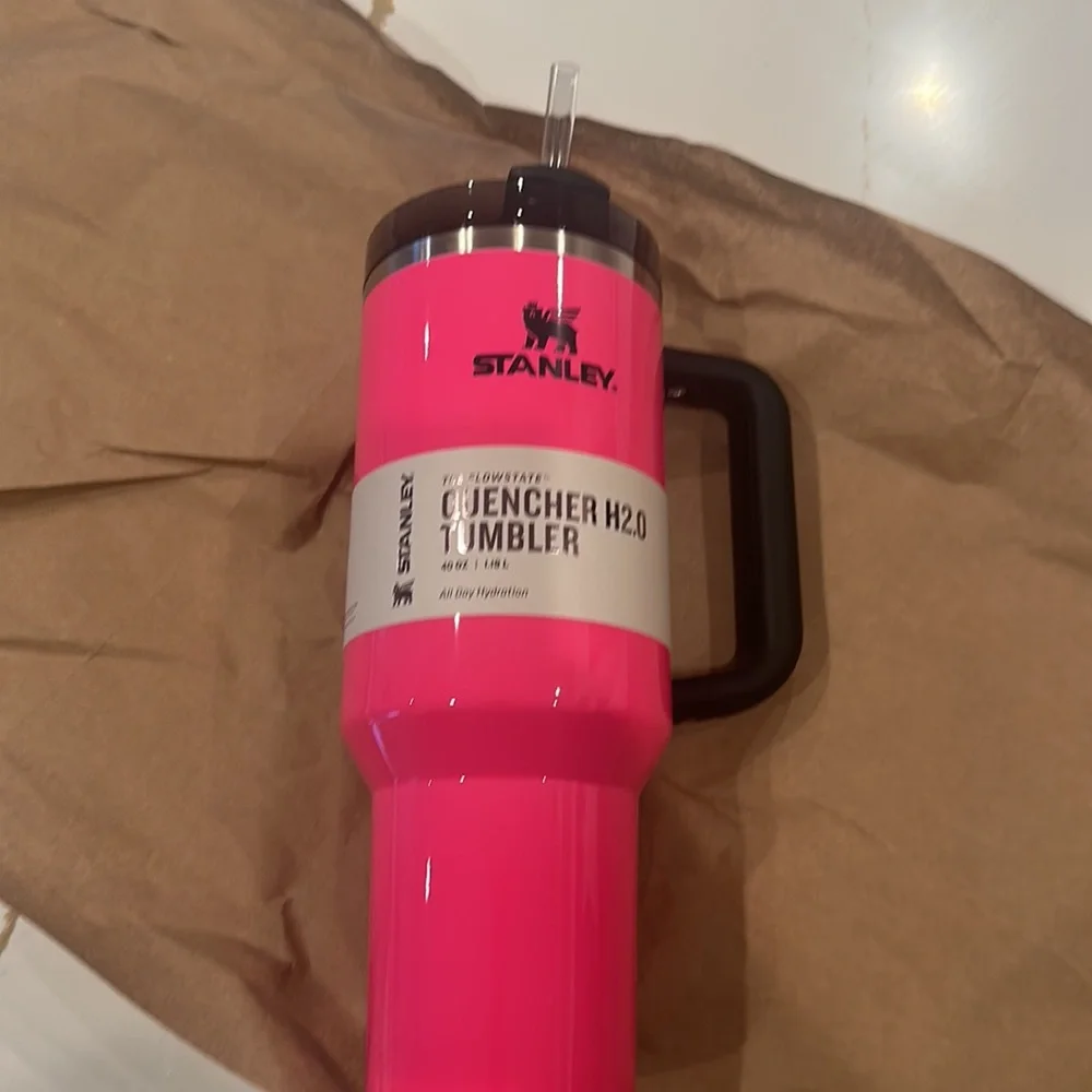 Stanley Neon Electric Pink Tumbler 40 oz Quencher H2.0 FlowState Water Cup - Picture 1 of 5